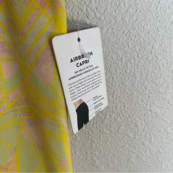 New Alo Yoga Airbrush Capri Leggings Zest Indio Geometric Print NWT Medium - Picture 7 of 13